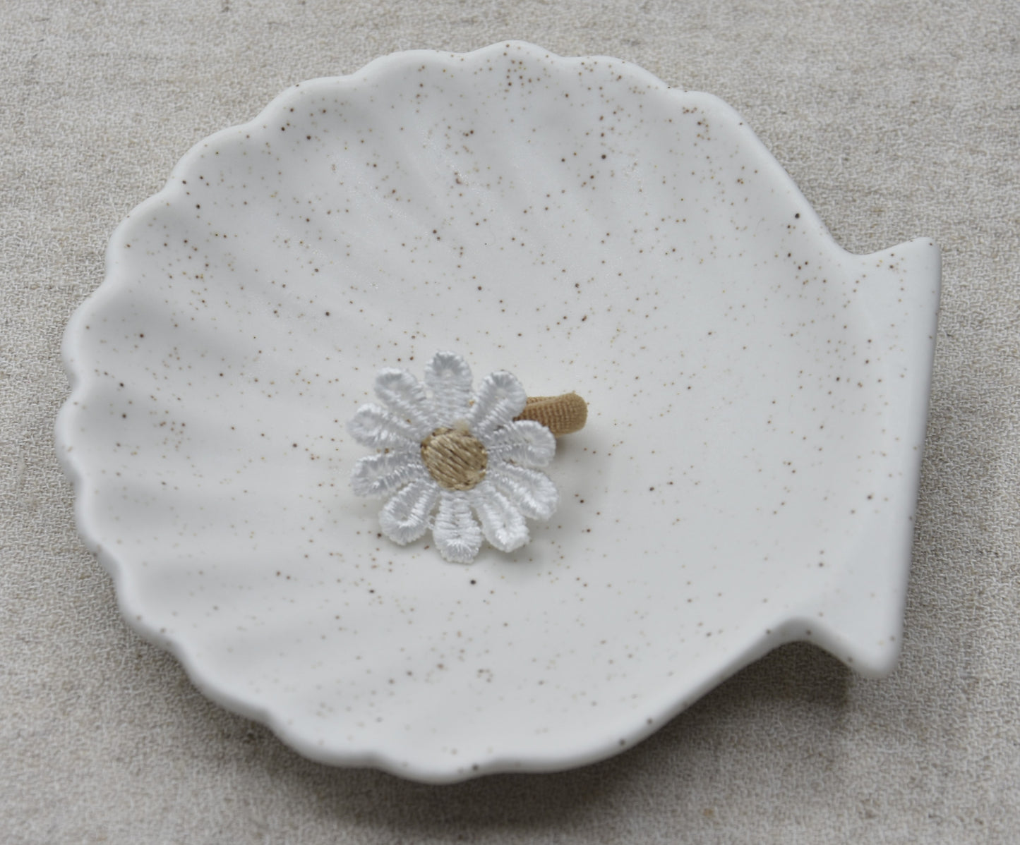 Haarelastiek Madelief - Wit met beige